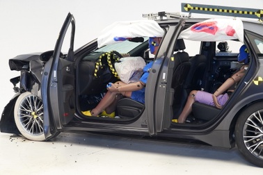 Ngồi hàng ghế sau trên nhiều mẫu ô tô cỡ nhỏ không an toàn