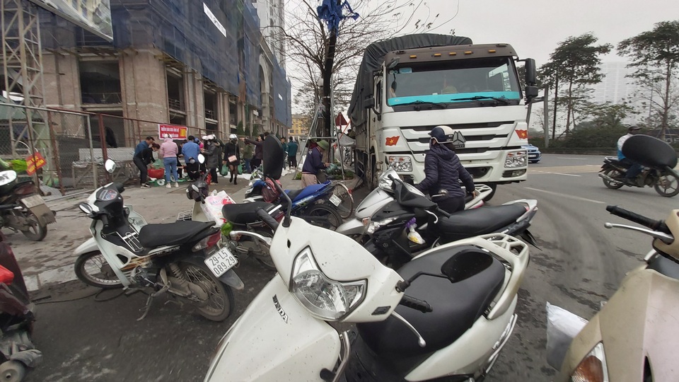 Dân Hà Nội đổ xô mua dưa hấu giải cứu nông dân các tỉnh phía Nam - 10 Dân Hà Nội đổ xô mua dưa hấu giải cứu nông dân các tỉnh phía Nam - 10