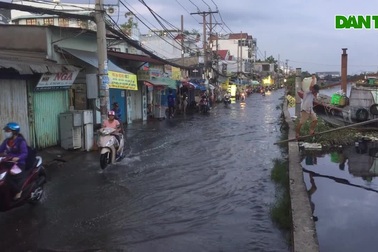 TPHCM ngập khắp nơi do triều cường dâng cao