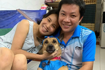 Thầy giáo 4 năm cõng vợ chạy thận: "Dù thế nào ba cũng không buông mẹ ra"