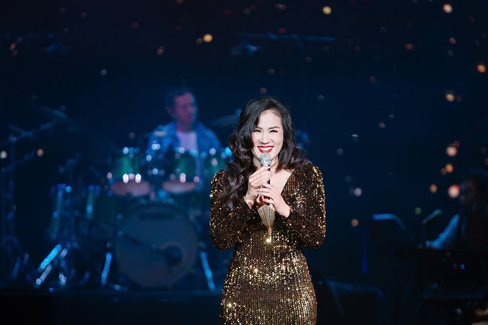 유명 가수 엘비스 푸옹, 79세의 나이에도 열정적인 공연 펼쳐 Danh ca Elvis Phương biểu diễn sung sức ở tuổi 79 - 4