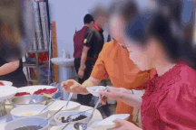 Tranh cãi hành động của nữ du khách ăn buffet ở nhà hàng nổi tiếng TPHCM