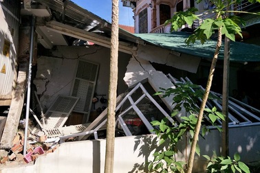 Tránh cụ ông, xe container đâm nát ki ốt bên đường