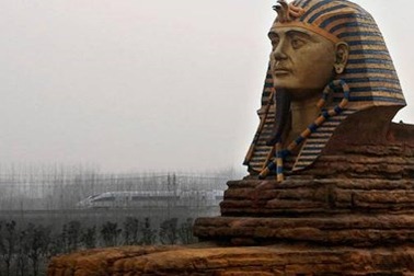 Bị Ai Cập chỉ trích, Trung Quốc đập bỏ tượng nhân sư nhái