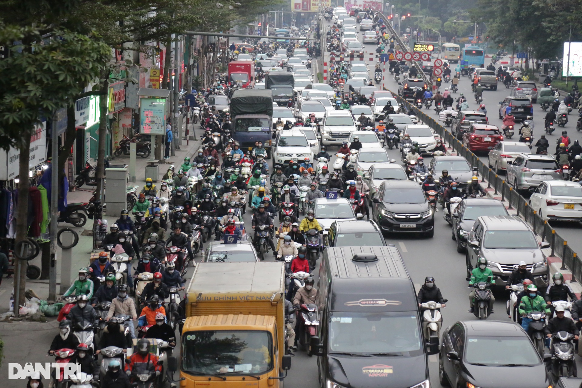 Giao thông Hà Nội ùn tắc ngày giáp Tết, CSGT căng mình phân luồng - 6 Giao thông Hà Nội ùn tắc ngày giáp Tết, CSGT căng mình phân luồng - 6