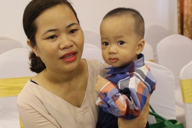 7 năm bán đất chạy chữa hiếm muộn, mẹ òa khóc khi đón con ở tuổi 40