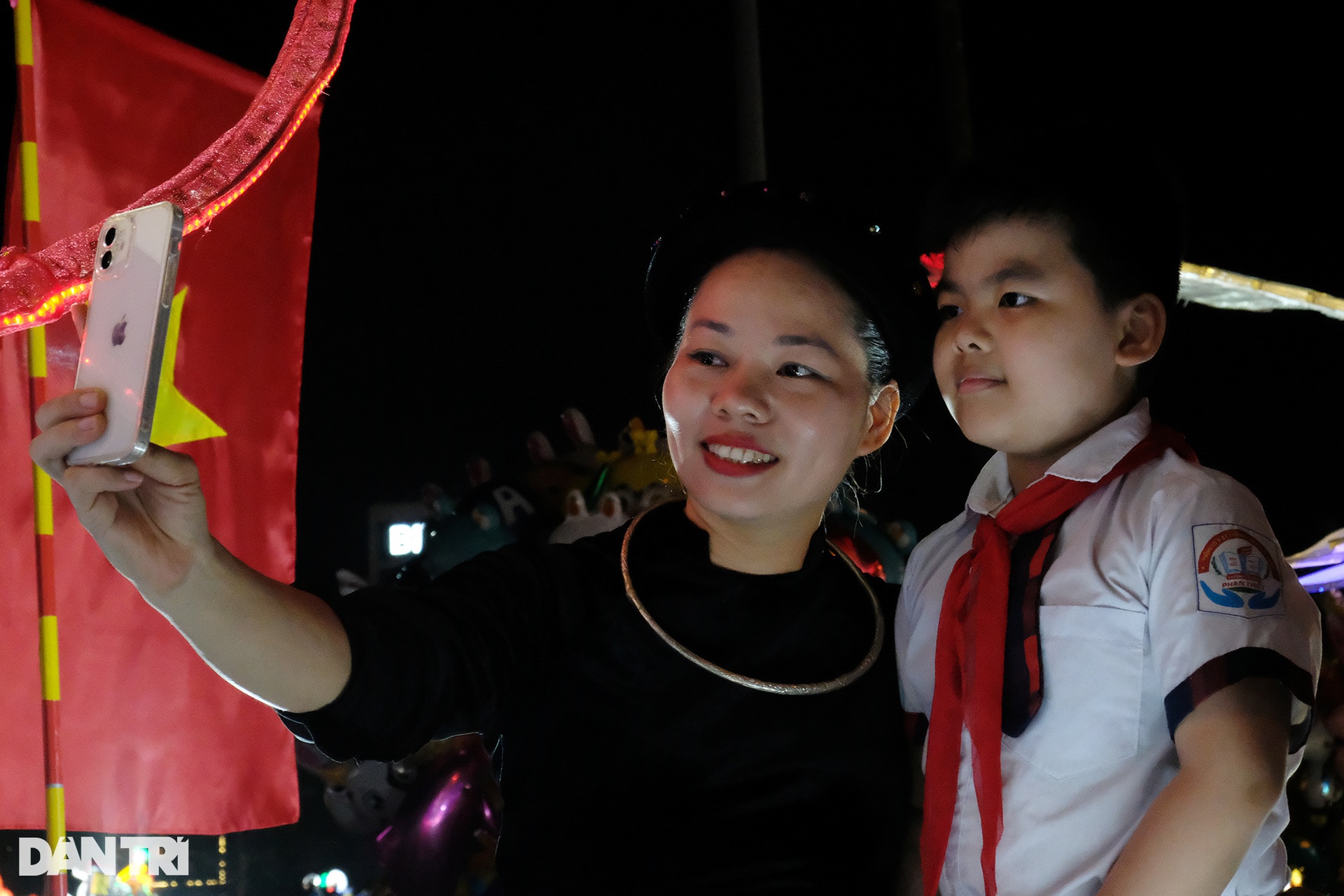 Hàng vạn người xuống phố rước đèn Trung thu khổng lồ ở Tuyên Quang - 6 Hàng vạn người xuống phố rước đèn Trung thu khổng lồ ở Tuyên Quang - 6