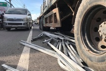 Hàng ngàn thanh sắt "phi" xuống từ container, nhiều người thoát chết