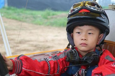 Ông bố bắt con 4 tuổi cởi trần chạy trong tuyết, tự chèo thuyền ra biển