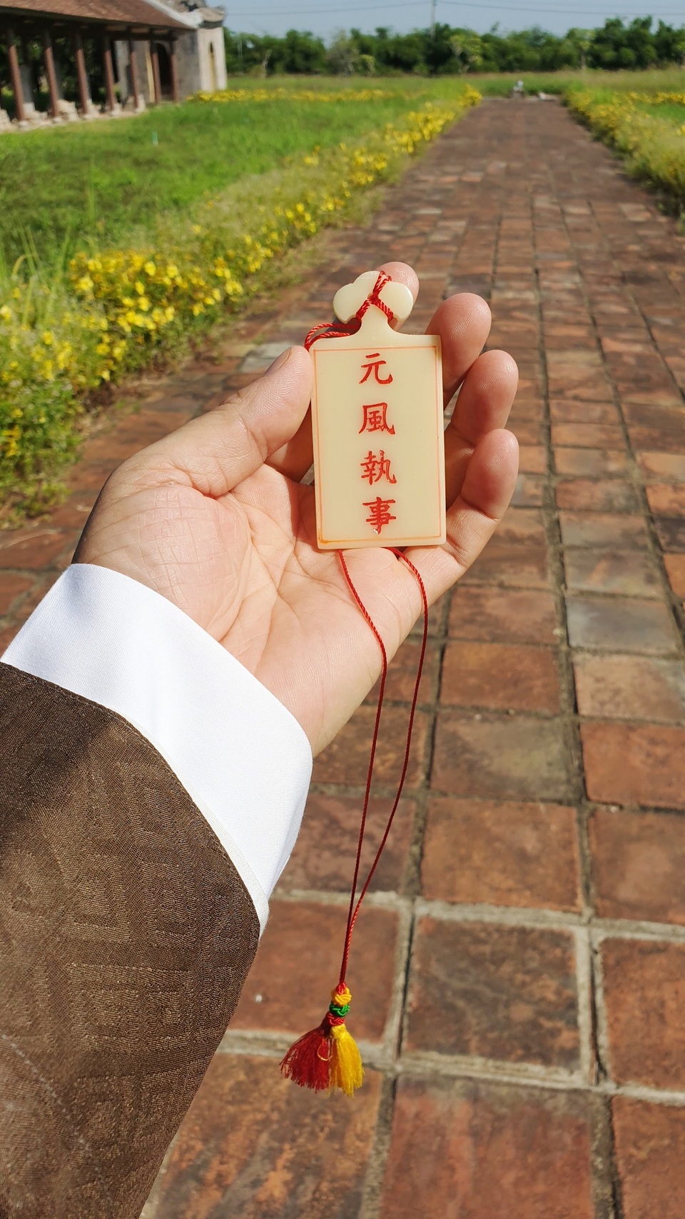 Thích thú hình ảnh cán bộ Sở vận áo dài khăn đóng xưa đi làm ngày đầu tuần - 10 Thích thú hình ảnh cán bộ Sở vận áo dài khăn đóng xưa đi làm ngày đầu tuần - 10