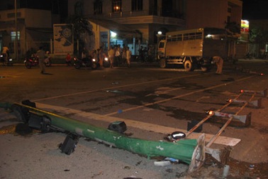 Xe tải ủi bay cột đèn tín hiệu giao thông