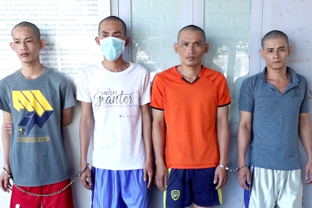 Chém nhau loạn xạ, 8 anh em trong 2 gia đình bị bắt giam - 1 Chém nhau loạn xạ, 8 anh em trong 2 gia đình bị bắt giam - 1