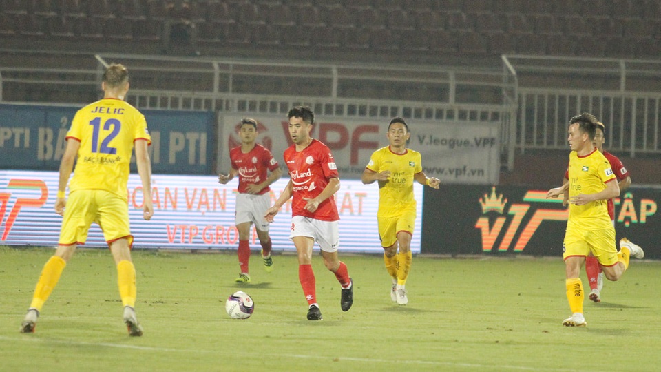 Lee Nguyễn tranh đá phạt đền với ngoại binh, để ghi bàn cho CLB TPHCM - 5 Lee Nguyễn tranh đá phạt đền với ngoại binh, để ghi bàn cho CLB TPHCM - 5