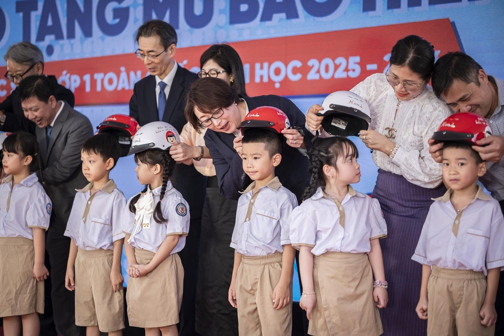 Honda Việt Nam trao 1,8 triệu mũ bảo hiểm cho học sinh lớp một trên toàn quốc Honda Việt Nam trao 1,8 triệu mũ bảo hiểm cho học sinh lớp một trên toàn quốc