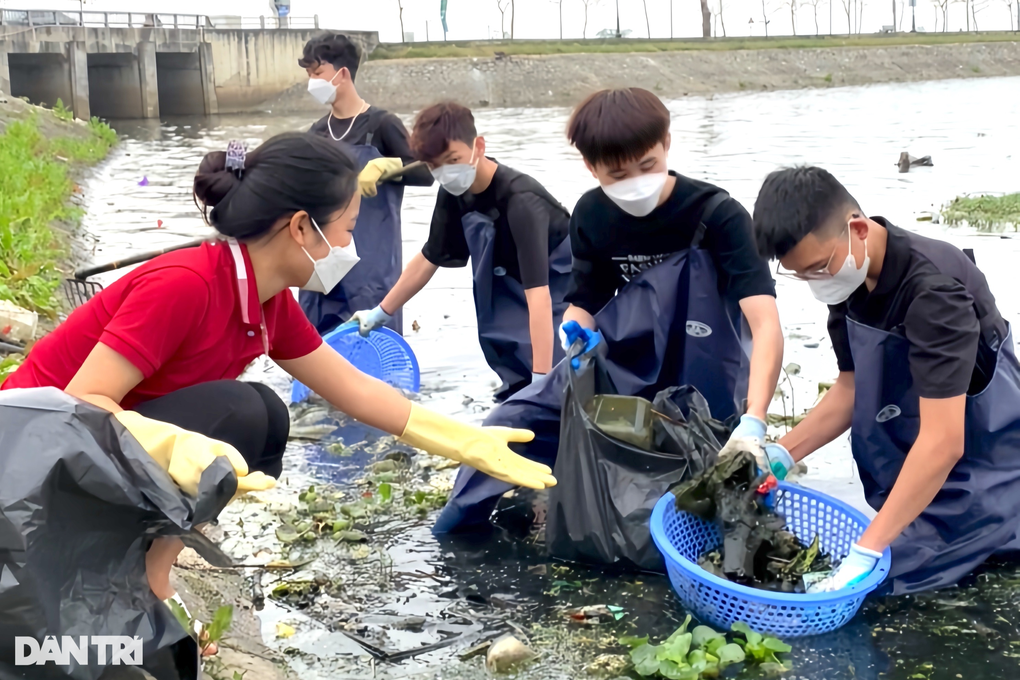 4 chàng sinh viên chuyên đi nhặt rác - 1 4 chàng sinh viên chuyên đi nhặt rác - 1