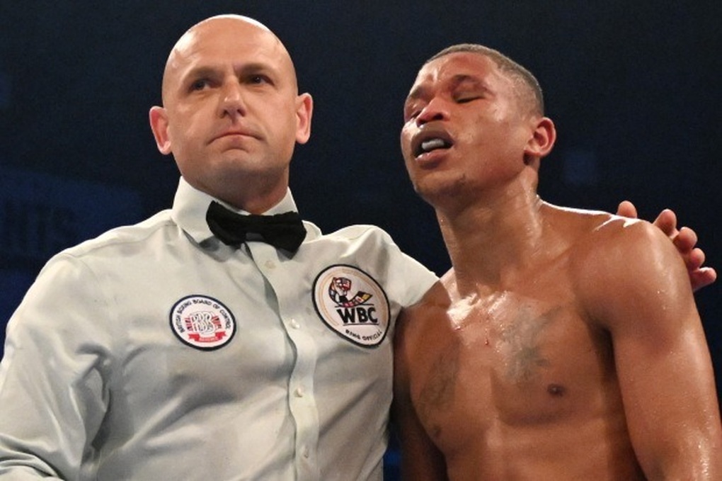 Võ sĩ nhập viện trong tình trạng nguy kịch sau cú knock-out của đối thủ - 2 Võ sĩ nhập viện trong tình trạng nguy kịch sau cú knock-out của đối thủ - 2