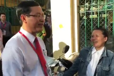 Thứ trưởng Nguyễn Văn Phúc hỏi thăm phụ huynh