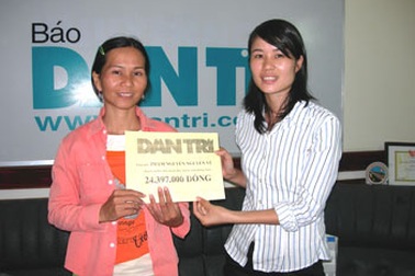 Trao tiền cho cháu Phạm Nguyễn Nguyên Vũ và cháu Phạm Thị Sinh