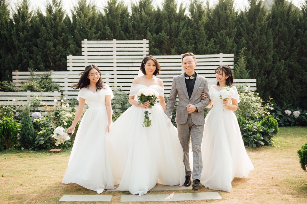 Ảnh cưới lãng mạn của Tùng Dương Người phán xử với vợ 4 kém 12 tuổi - 8 Ảnh cưới lãng mạn của Tùng Dương Người phán xử với vợ 4 kém 12 tuổi - 8