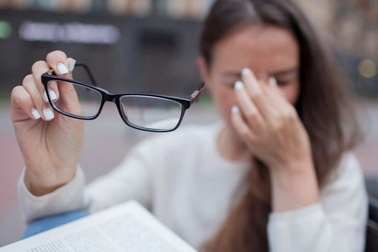 Mắt nhìn mờ không rõ nguyên do: Cảnh giác với khối u ở não