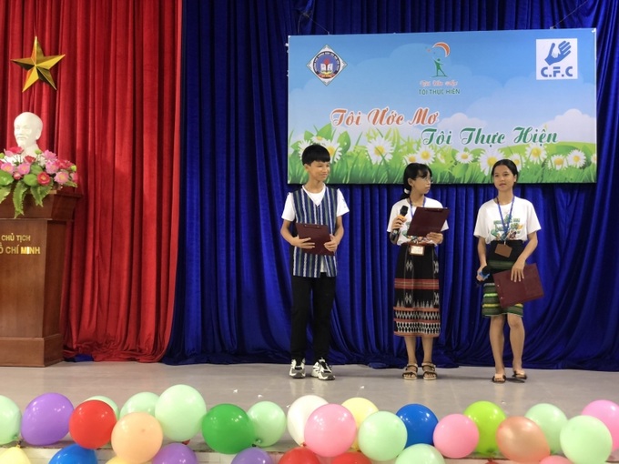 Các thành viên Câu lạc bộ Kỹ năng lên tham gia thể hiện phần thi thuyết trình sau khi được các chuyên gia đào tạo trong 7 ngày.