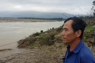 Người dân bàng hoàng vì cơn lũ muộn