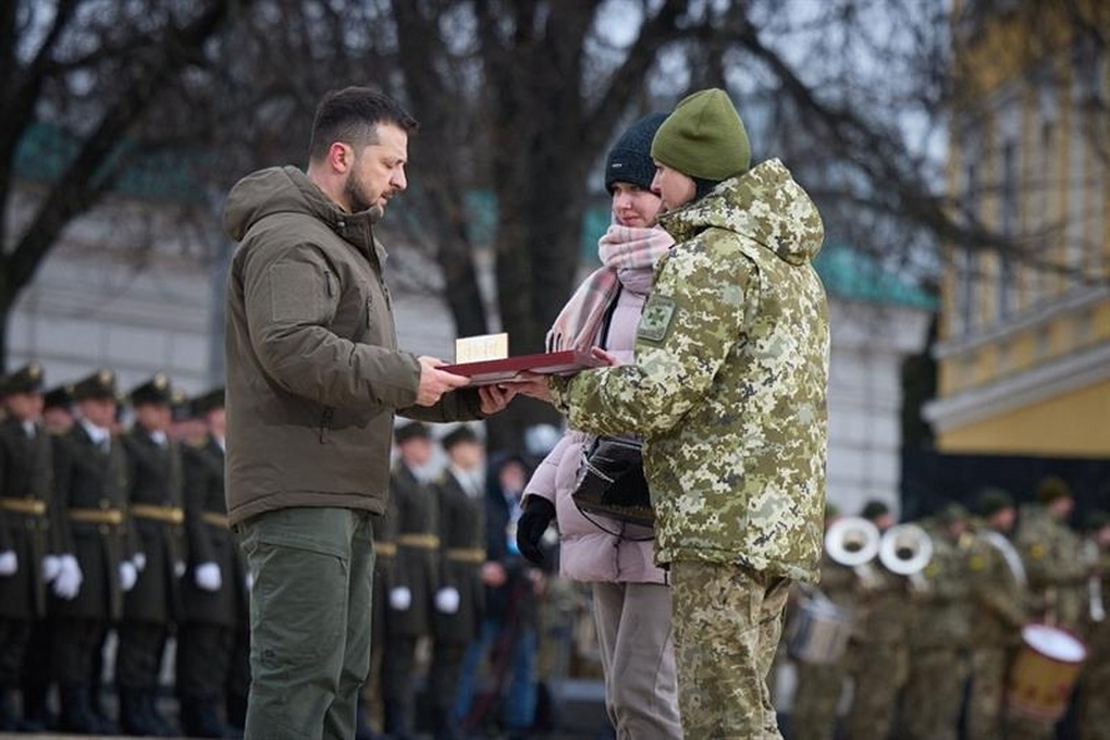 Tổng thống Ukraine rơi nước mắt trong ngày tròn 1 năm xung đột - 1 Tổng thống Ukraine rơi nước mắt trong ngày tròn 1 năm xung đột - 1