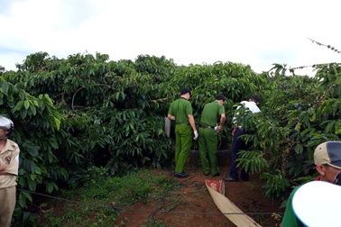 Phát hiện thi thể người chồng đâm vợ 36 nhát dao dưới giếng