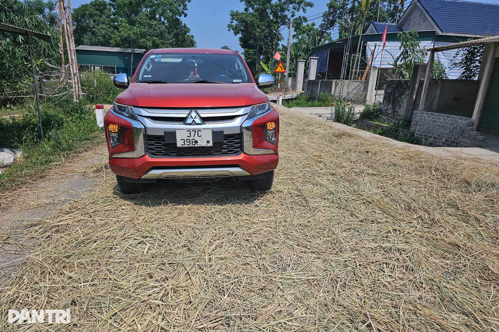 Đường đầy rơm, tài xế vừa chạy vừa nơm nớp lo xe phát hỏa - 3 Đường đầy rơm, tài xế vừa chạy vừa nơm nớp lo xe phát hỏa - 3