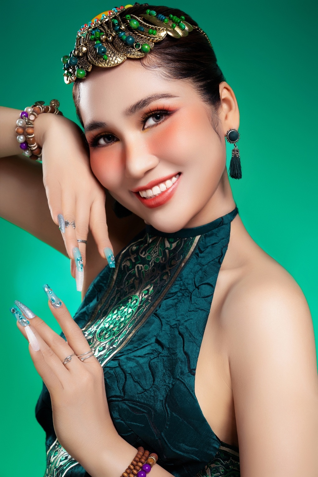 Hoa hậu cải lương Như Huỳnh biến hóa phong cách, khoe sắc vóc quyến rũ - 7 Hoa hậu cải lương Như Huỳnh biến hóa phong cách, khoe sắc vóc quyến rũ - 7