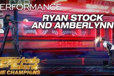 Tiết mục nguy hiểm rùng rợn, xem thôi cũng thấy... đau