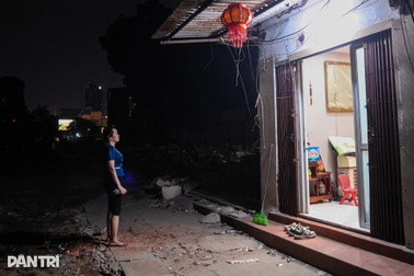 Người dân đi ở nhờ, xin điện, nước trên "đường đắt nhất hành tinh" ở Hà Nội