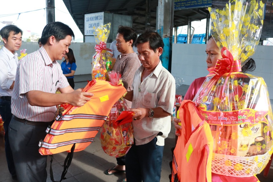 Gần 100 tàu cá nhộn nhịp ra khơi đón Tết trên biển - 1 Gần 100 tàu cá nhộn nhịp ra khơi đón Tết trên biển - 1