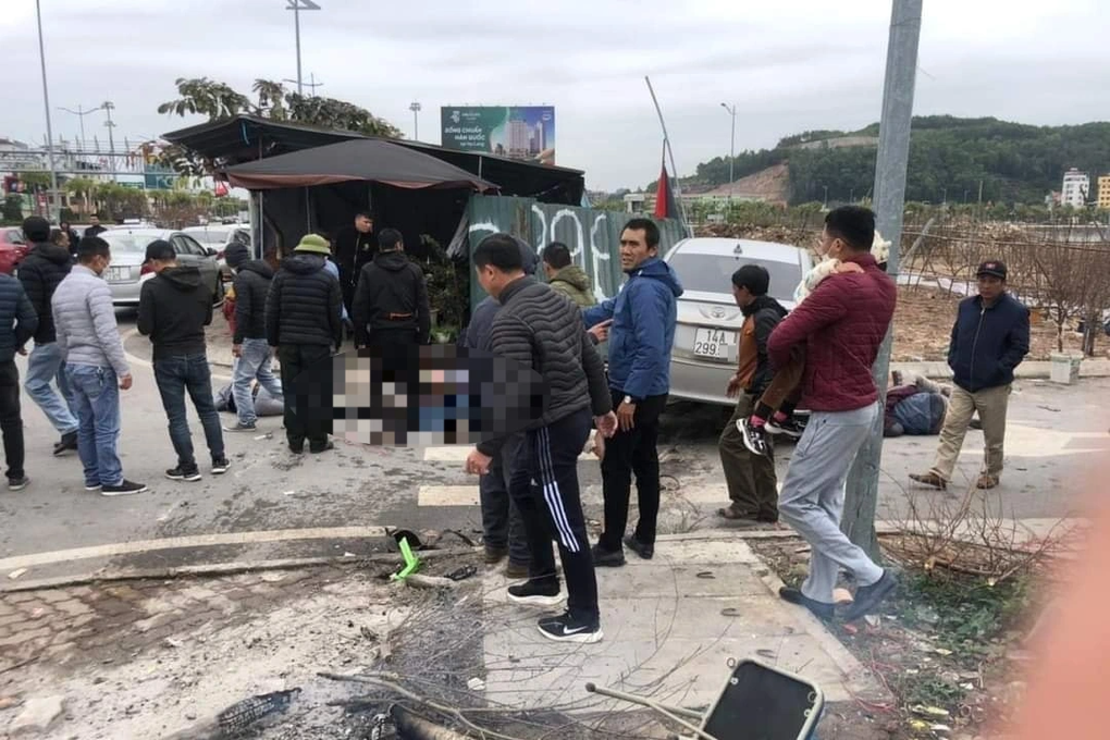 Ô tô tông nhóm người ngồi sưởi ấm bên đường, 5 nạn nhân bị thương - 1 Ô tô tông nhóm người ngồi sưởi ấm bên đường, 5 nạn nhân bị thương - 1