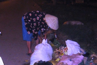 Nhặt rác đêm đông