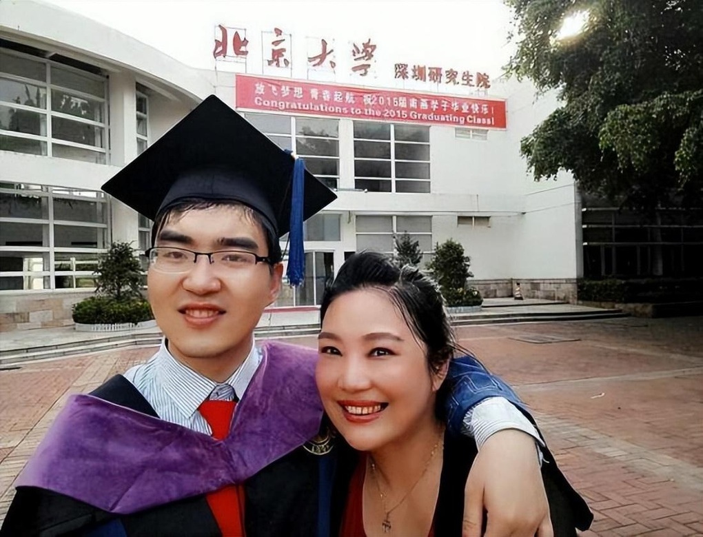 Chàng trai bại não, bị cha ruồng bỏ, tốt nghiệp thạc sĩ Harvard - 1 Chàng trai bại não, bị cha ruồng bỏ, tốt nghiệp thạc sĩ Harvard - 1