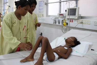 Xót xa cậu bé dân tộc Stiêng chỉ còn da bọc xương thoi thóp trên giường bệnh