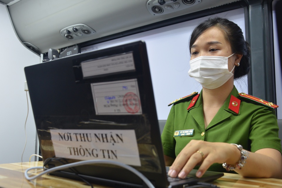 2 ô tô lưu động đi từng nhà cấp thẻ căn cước cho người già yếu - 4 2 ô tô lưu động đi từng nhà cấp thẻ căn cước cho người già yếu - 4
