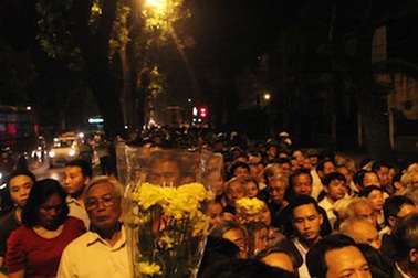 Quá giờ đóng cửa, cổng nhà Đại tướng vẫn mở đón người viếng