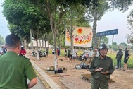 Xe máy chở 3 tông vào gốc cây, 2 người tử vong
