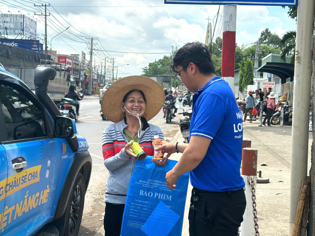 FPT Long Châu tặng nước uống, tiếp sức người đi đường giữa thời tiết nắng nóng - 3 FPT Long Châu tặng nước uống, tiếp sức người đi đường giữa thời tiết nắng nóng - 3