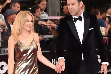 Kylie Minogue đẹp như "nữ thần" khi sánh đôi cùng bạn trai mới