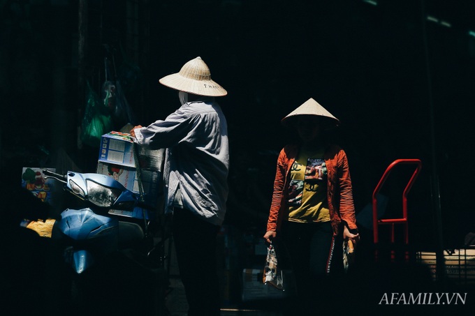 Ảnh: Hà Nội, nắng và trưa tháng 6 của những người "bán mặt cho đất, bán lưng cho trời" - Ảnh 1.