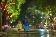 Cơn mưa bất chợt trong ngày đầu phố đi bộ hồ Gươm hoạt động trở lại