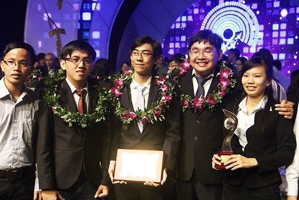 Nụ cười rạng ngời của các “Nhân tài Đất Việt” sau phút đăng quang - 6 Giải thưởng Nhân tài Đất Việt là giải thưởng số 1 về lĩnh vực Công nghệ thông tin và là giải thưởng có uy tín trong các lĩnh vực Môi trường, Khoa học Công nghệ, Y dược hiện nay.