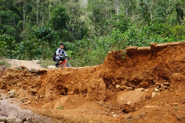 Hai năm khốn khổ trên con đường bị lũ "đánh" tan tác