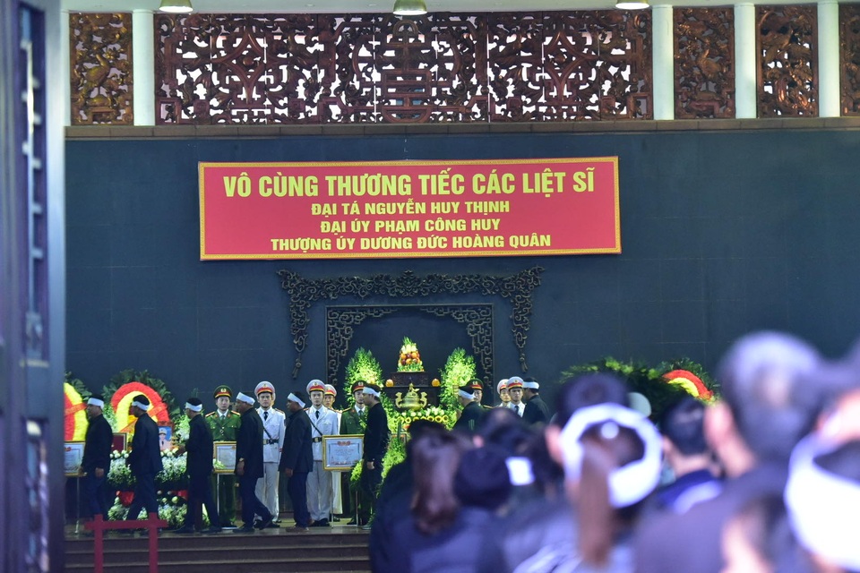 Thủ tướng viếng 3 liệt sĩ hy sinh ở Đồng Tâm - 28 Thủ tướng viếng 3 liệt sĩ hy sinh ở Đồng Tâm - 28