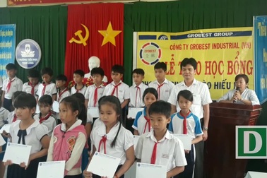 Công ty Grobest Việt Nam trao học bổng cho học sinh nghèo tỉnh Quảng Ngãi