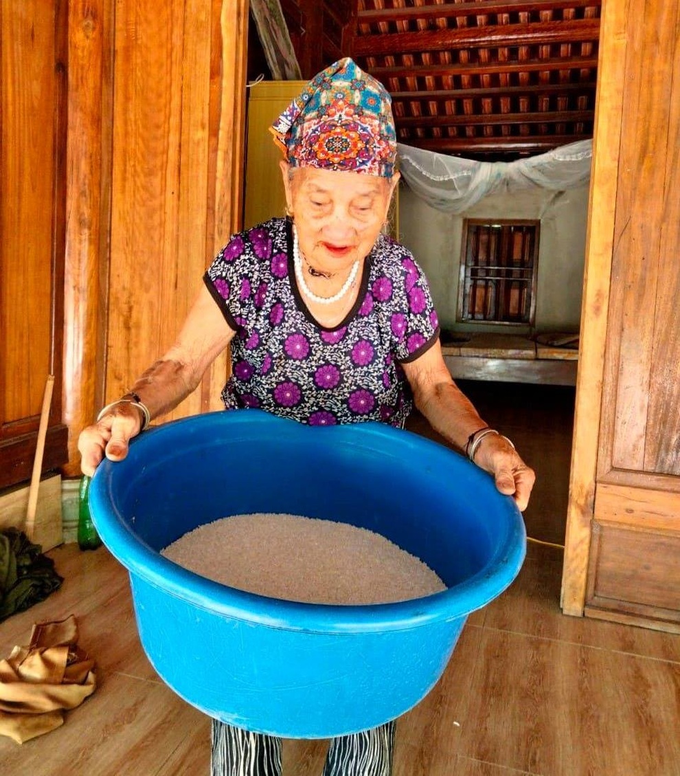 Xúc động hình ảnh hai cụ bà hơn 100 tuổi ủng hộ đồng bào TPHCM - 1 Xúc động hình ảnh hai cụ bà hơn 100 tuổi ủng hộ đồng bào TPHCM - 1