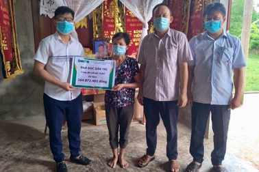 Người mẹ suy tim nuôi hai đứa con bệnh tật được giúp đỡ gần 265 triệu đồng